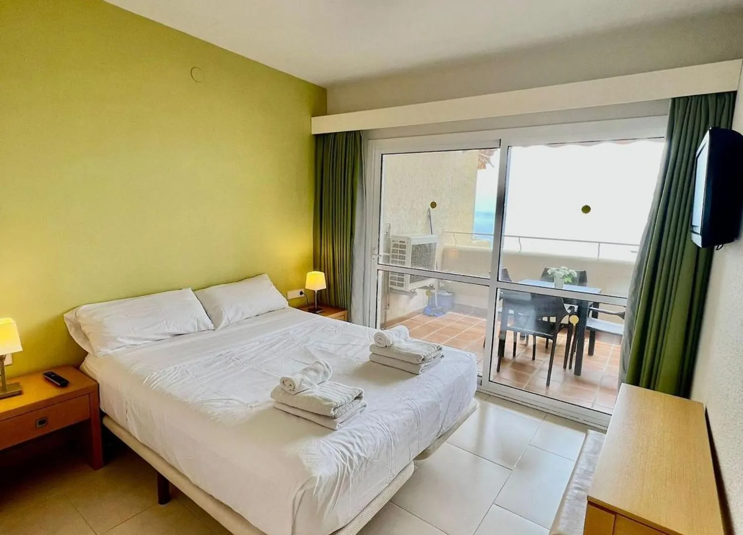Frontal Sea View Apartment Benalbeach 贝纳尔马德纳